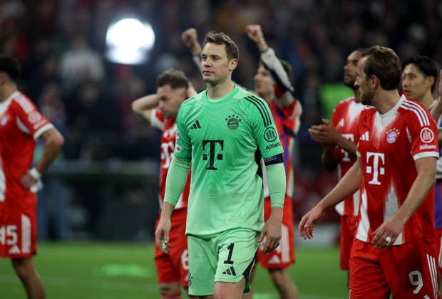 Fussball, Herren, Champions League, Saison 2025 2026, FC Bayern München - Real Madrid, Viertelfinale Rückspiel, Allianz Arena Manuel Neuer (FC Bayern München) nach dem Spiel auf dem Weg in die Südkurve