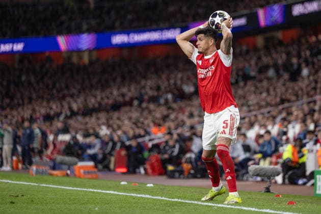 Arsenal FC v Sporting CP, UEFA Champions League, Quarter-final, Leg 2 of 2, Football, Emirates Stadium, London, UK - 15 Apr 2026 Piero Hincapie of Arsenal FC (5) takes a throw in London Emirates Stadium Highbury GBR, UK NEWSPAPERS OUT Copyright: xEllixBirchx