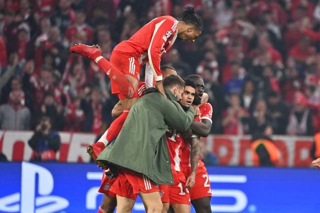 Torjubel um Luis DIAZ (Bayern Muenchen) nach Tor zum 3-3 mit oben:Michael OLISE (Bayern Muenchen). Josip STANISIC (Bayern Muenchen), Dayot UPAMECANO (Bayern Muenchen). Jubel,Freude,Begeisterung, Aktion. Fussball Champions League,Saison 2025 26, Viertelfinale FC Bayern-Muenchen -Real Madrid 4-3 am 15.04.2026 A L L I A N Z A R E N A.