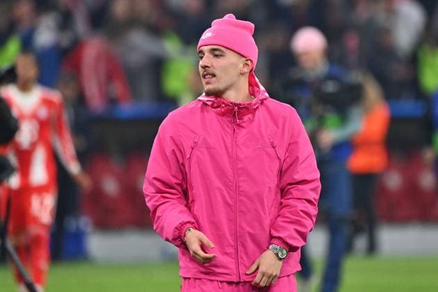 Lennart KARL (Bayern Muenchen) im pinkfen Jogginganzug.Einzelbild,angeschnittenes Einzelmotiv,Halbfigur,halbe Figur. Fussball Champions League,Saison 2025 26, Viertelfinale FC Bayern-Muenchen -Real Madrid 4-3 am 15.04.2026 A L L I A N Z A R E N A.