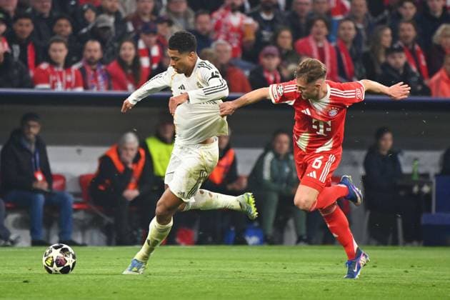 Joshua KIMMICH (Bayern Muenchen), Aktion,Zweikampf gegen Jude BELLINGHAM (Real Madrid). Fussball Champions League,Saison 2025 26, Viertelfinale FC Bayern-Muenchen -Real Madrid 4-3 am 15.04.2026 A L L I A N Z A R E N A. Â