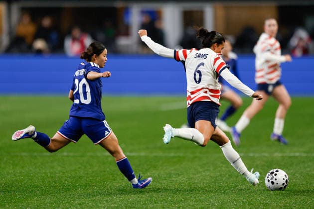 SEATTLE, WA - APRIL 14: Defender Emily Sams 6 of the United States kicks the ball during a women™s International Friendly, Länderspiel, Nationalmannschaft match between Japan and the United States on April 14, 2026 at Lumen Field in Seattle, Washington. (Photo by Henry Rodenburg Icon Sportswire) SOCCER: APR 14 Women s USA vs Japan EDITORIAL USE ONLY Icon26041426
