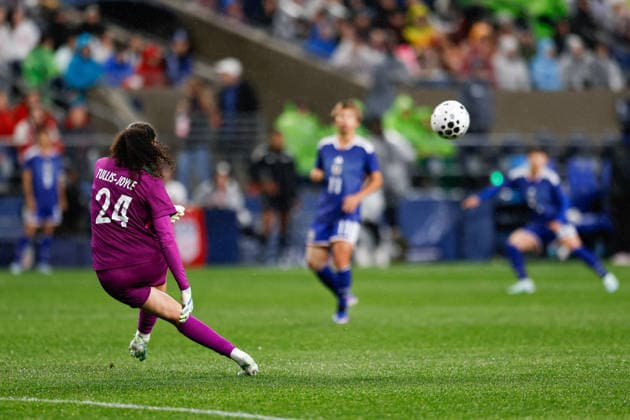 SEATTLE, WA - APRIL 14: Goalkeeper Phallon Tullis-Joyce 24 of the United States kicks the ball during a women™s International Friendly, Länderspiel, Nationalmannschaft match between Japan and the United States on April 14, 2026 at Lumen Field in Seattle, Washington. (Photo by Henry Rodenburg Icon Sportswire) SOCCER: APR 14 Women s USA vs Japan EDITORIAL USE ONLY Icon26041429