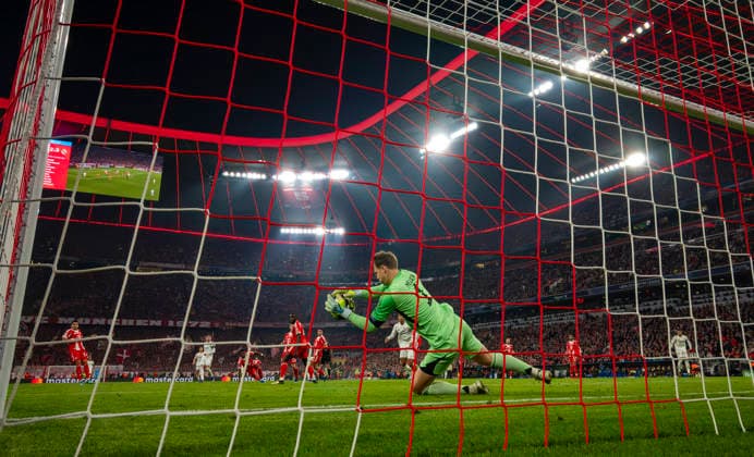 15.04.2026, Fussball UEFA Championsleague 2025 2026: Viertelfinale Rückspiel, FC Bayern München - Real Madrid, in der Allianz-Arena München, Torwart Manuel Neuer (FC Bayern München) hat den Ball sicher
