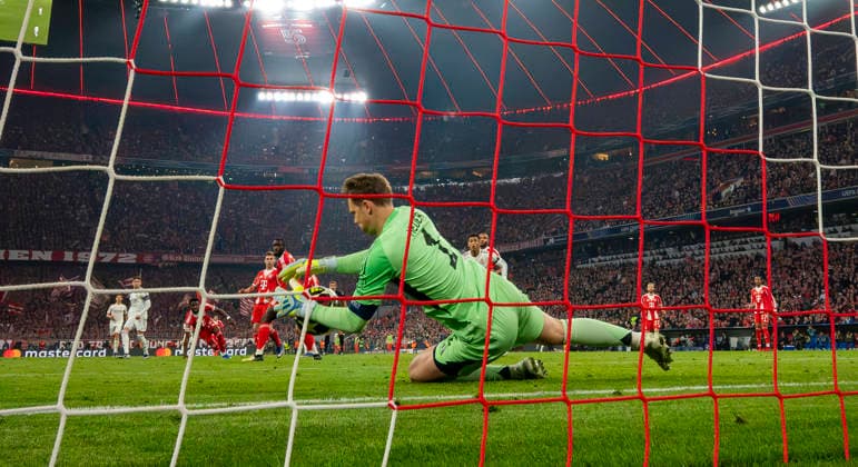 15.04.2026, Fussball UEFA Championsleague 2025 2026: Viertelfinale Rückspiel, FC Bayern München - Real Madrid, in der Allianz-Arena München, Torwart Manuel Neuer (FC Bayern München) hat den Ball sicher