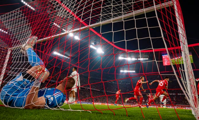 15.04.2026, Fussball UEFA Championsleague 2025 2026: Viertelfinale Rückspiel, FC Bayern München - Real Madrid, in der Allianz-Arena München, nach einem Gegentor, Torwart Andriy Lunin (Real Madrid) frustriert am Boden im Tornetz. mit Trent Alexander-Arnold (Real Madrid), Ferland Mendy (Real Madrid) 2.vre: Harry Kane (FC Bayern München) jubelt das Tor zum 1:1 von Aleksandar Pavlovic (re, Bayern München)