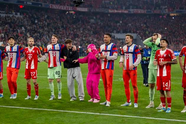 15.04.2026, Fussball UEFA Championsleague 2025 2026: Viertelfinale Rückspiel, FC Bayern München - Real Madrid, in der Allianz-Arena München,Schlussjubel nach dem 4:3, die Spieler in der Fankurve. Min-jae Kim (Bayern München, Minjae Kim), Konrad Laimer (FC Bayern München), Torwart Jonas Urbig (FC Bayern München), Tom Bischof (Bayern München), Lennart Karl (FC Bayern München), Torwart Leonard Prescott (FC Bayern München) und Filip Pavic (FC Bayern München), Leon Goretzka (FC Bayern München), Torwart Manuel Neuer (FC Bayern München), Luis Diaz (FC Bayern München)