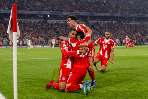 15.04.2026, Fussball UEFA Championsleague 2025 2026: Viertelfinale Rückspiel, FC Bayern München - Real Madrid, in der Allianz-Arena München, Torjubel nach dem 4:3 von Michael Olise (li, FC Bayern München) mit Luis Diaz (FC Bayern München), Aleksandar Pavlovic (Bayern München)