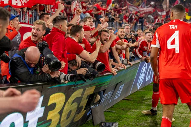 15.04.2026, Fussball UEFA Championsleague 2025 2026: Viertelfinale Rückspiel, FC Bayern München - Real Madrid, in der Allianz-Arena München, Fans stürmen vor Abpfiff den Innenraum und drücken beim Torjubel die Banden mit den Fotografen um, zwei Fotografen werden verletzt, sogar bewusstlos, und müssen danach nötärztlich versorgt werden