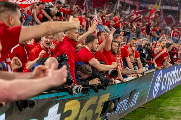 15.04.2026, Fussball UEFA Championsleague 2025 2026: Viertelfinale Rückspiel, FC Bayern München - Real Madrid, in der Allianz-Arena München, Fans stürmen vor Abpfiff den Innenraum und drücken beim Torjubel die Banden mit den Fotografen um, zwei Fotografen werden verletzt, sogar bewusstlos, und müssen danach nötärztlich versorgt werden