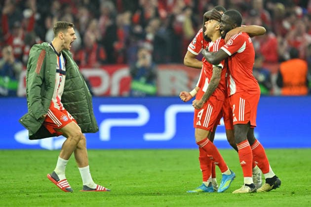 Muenchen, Allianz Arena, 15.04.26, GER, Herren, UEFA Champions League, Viertelfinale, Saison 2025-2026, FC Bayern Muenchen - Real Madrid Bild: LUIS DIAZ (Muenchen) jubelt nach seinem Tor zum 3:3 mit Josip STANISIC (Muenchen), Jonathan TAH (Muenchen) und Dayot UPAMECANO (Muenchen) UEFA regulations prohibit any use of photographs as image sequences and or quasi-video. Bayern Deutschland