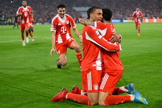 Muenchen, Allianz Arena, 15.04.26, GER, Herren, UEFA Champions League, Viertelfinale, Saison 2025-2026, FC Bayern Muenchen - Real Madrid Bild: Michael OLISE (Muenchen) jubelt nach seinem Tor zum 4:3 mit LUIS DIAZ (Muenchen) und Aleksandar PAVLOVIC (Muenchen) UEFA regulations prohibit any use of photographs as image sequences and or quasi-video. Bayern Deutschland