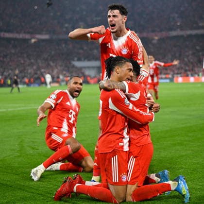 Muenchen, Allianz Arena, 15.04.26, GER, Herren, UEFA Champions League, Viertelfinale, Saison 2025-2026, FC Bayern Muenchen - Real Madrid Bild: Michael OLISE (Muenchen) jubelt nach seinem Tor zum 4:3 mit LUIS DIAZ (Muenchen) und Aleksandar PAVLOVIC (Muenchen) und Jonathan TAH (Muenchen) UEFA regulations prohibit any use of photographs as image sequences and or quasi-video. Bayern Deutschland