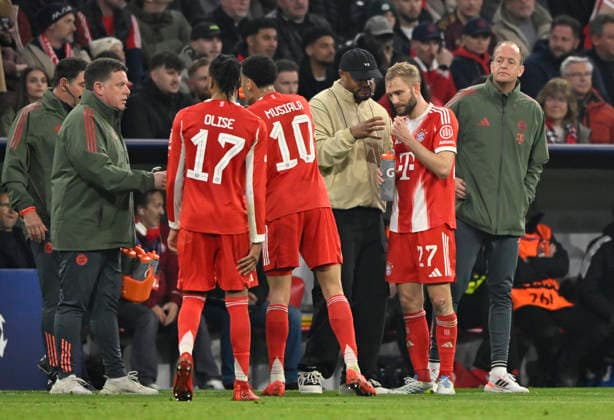 Trainer Coach Vincent Kompany FC Bayern Muenchen FCB am Spielfeldrand im Gespraech Diskussion mit Konrad Laimer FC Bayern Muenchen FCB (27) Jamal Musiala FC Bayern Muenchen FCB (10) Michael Olise FC Bayern Muenchen FCB (17) FC Bayern Muenchen FCB vs Real Madrid UEFA CL Champions League Viertelfinale Rueckspiel 15.04.2026 DFL REGULATIONS PROHIBIT ANY USE OF PHOTOGRAPHS AS IMAGE SEQUENCES AND OR QUASI-VIDEO FC Bayern Muenchen FCB vs Real Madrid CL Champions League