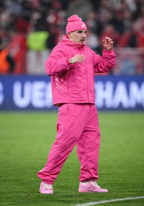 FUSSBALL CHAMPIONS LEAGUE SAISON 2025 2026 Viertelfinal Rueckspiel 15.04.2026 FC Bayern Muenchen - Real Madrid Alle in Rot oder Pink, Lennart Karl mit extravaganten Outfit nach dem Spiel auf dem Spielfeld