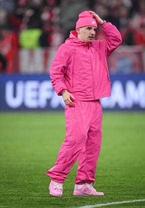 FUSSBALL CHAMPIONS LEAGUE SAISON 2025 2026 Viertelfinal Rueckspiel 15.04.2026 FC Bayern Muenchen - Real Madrid Alle in Rot oder Pink, Lennart Karl mit extravaganten Outfit nach dem Spiel auf dem Spielfeld