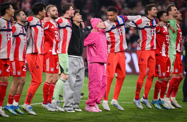 FUSSBALL CHAMPIONS LEAGUE SAISON 2025 2026 Viertelfinal Rueckspiel 15.04.2026 FC Bayern Muenchen - Real Madrid TEAMJUBEL FC Bayern Muenchen nach dem Spiel; Lennart Karl (Mitte) mit extravaganten Outfit nach dem Spiel auf dem Spielfeld *** FOOTBALL CHAMPIONS LEAGUE SEASON 2025 2026 quarter-final second leg 15 04 2026 FC Bayern Muenchen Real Madrid TEAM CELEBRATION FC Bayern Muenchen after the match Lennart Karl center with extravagant outfit after the match on the pitch