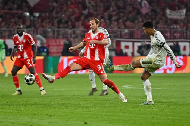 GER, Bavaria, Munich, Fussball, FC Bayern Munich - Real Madrid CF, at the Allianz Arena, Munich, Champions League, Quarter finals, second leg, April 15, 2026, from left:Harry Kane (FC Bayern Muenchen, 9), Jude Bellingham (Real Madrid CF, 5), striker try to block the pass, defend, stuermer verucht den pass zu blocken UEFA regulations prohibit any use of photographs as image sequences and or quasi-video, Munich Allianz Arena Bavaria Germany Copyright: xMichaelxNibelx