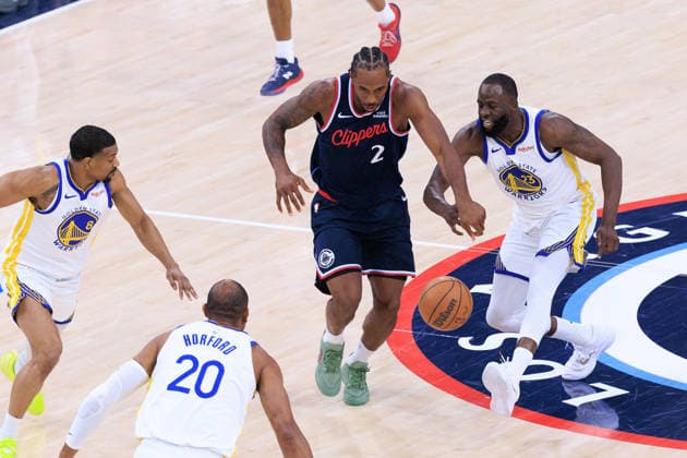 April 15, 2026, Inglewood, California, USA: Kawhi Leonard 2 of the Los Angeles Clippers is defended by Draymond Green 23 of the Golden State Warriors during an NBA, Basketball Herren, USA Play-In Tournament game on Wednesday April 15, 2026 at Intuit Dome Arena in Inglewood, California. JAVIER ROJAS PI Inglewood USA - ZUMAp124 20260415_zaa_p124_010 Copyright: xJavierxRojasx