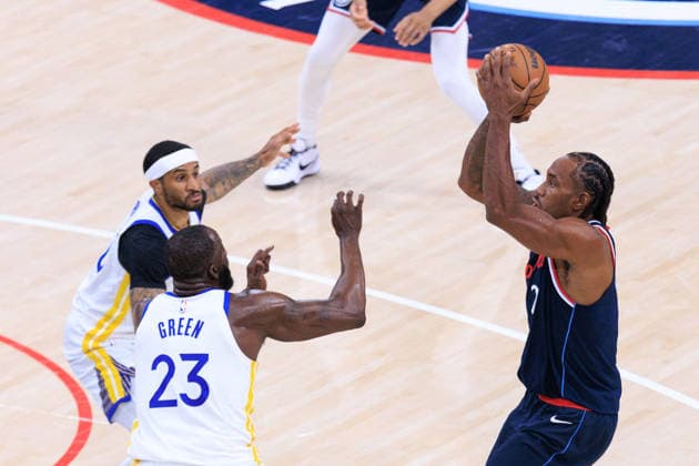 April 15, 2026, Inglewood, California, USA: Kawhi Leonard 2 of the Los Angeles Clippers puts up a shot over Draymond Green 23 of the Golden State Warriors during an NBA, Basketball Herren, USA Play-In Tournament game on Wednesday April 15, 2026 at Intuit Dome Arena in Inglewood, California. JAVIER ROJAS PI Play-In Clippers Vs. Warriors  - ZUMAp124 20260415_zaa_p124_012 Copyright: xJavierxRojasx