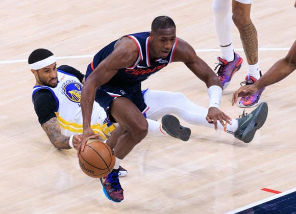 April 15, 2026, Inglewood, California, USA: Kris Dunn 8 of the Los Angeles Clippers wins a ball from Gary Payton II 0 of the Golden State Warriors during an NBA, Basketball Herren, USA Play-In Tournament game on Wednesday April 15, 2026 at Intuit Dome Arena in Inglewood, California. JAVIER ROJAS PI Play-In Clippers Vs. Warriors  - ZUMAp124 20260415_zaa_p124_018 Copyright: xJavierxRojasx