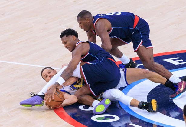 April 15, 2026, Inglewood, California, USA: Bennedict Mathurin 9 and Kris Dunn 8 of the Los Angeles Clippers battle for a lose ball with Stephen Curry 30 of the Golden State Warriors during an NBA, Basketball Herren, USA Play-In Tournament game on Wednesday April 15, 2026 at Intuit Dome Arena in Inglewood, California. JAVIER ROJAS PI Inglewood USA - ZUMAp124 20260415_zaa_p124_019 Copyright: xJavierxRojasx