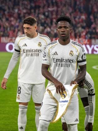 Fußball, Herren, Saison 2025 2026, Champions League (Viertelfinale, Rückspiel), FC Bayern München - Real Madrid (4:3), v. l. Federico Valverde (Real Madrid), Vinicius Junior (Real Madrid) mit Wimpel vor dem Spiel, 15.04. 2026, Copyright: xMatthiasxKochx