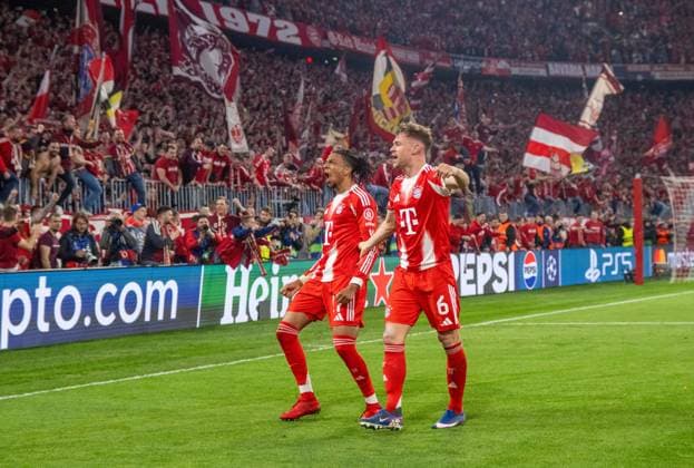 Fußball, Herren, Saison 2025 2026, Champions League (Viertelfinale, Rückspiel), FC Bayern München - Real Madrid (4:3), v. l. Michael Olise (Bayern München), Joshua Kimmich (Bayern München), Jubel nach Tor zum 4:3, 15.04. 2026, Copyright: xMatthiasxKochx