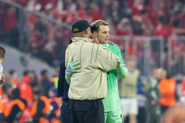 Chef-Trainer Vincent Kompany (FC Bayern Muenchen) fluestert Manuel Neuer 1 (FC Bayern Muenchen) nach dem Tor zum 3:0 was ins Ohr, FC Bayern Muenchen vs. Real Madrid, Fussball, UEFA, Champions League, Viertelfinale, Rueckspiel, 15.04.2026 Muenchen Bayern Deutschland *** Head coach Vincent Kompany FC Bayern Muenchen whispers into the ear of Manuel Neuer 1 FC Bayern Muenchen after the 3-0 goal, FC Bayern Muenchen vs Real Madrid, football, UEFA, Champions League, quarter-final, second leg, 15 04 2026 Muenchen Bayern Germany Copyright: xkolbert-press ChristianxKolbertx
