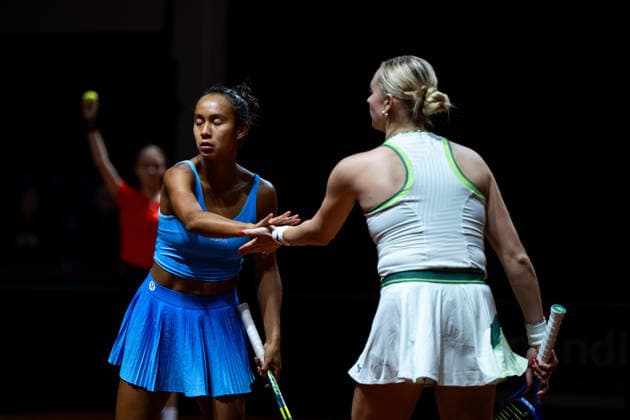 Leylah Fernandez (Kanada) klatscht mit Fanny Stollar (Ungarn) ab, Viertelfinale Doppel, GER, Porsche Tennis Grand Prix Stuttgart, WTA, Tennis Damen 500, 15.04.2026 GER, Porsche Tennis Grand Prix Stuttgart, WTA 500, 15.04.2026 Stuttgart Copyright: xEibner-Pressefoto Memmlerx EP_MMR