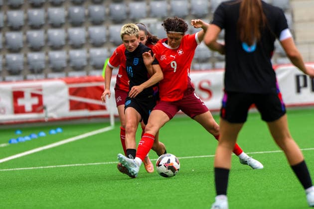 Fussball: Europa: UEFA U19 Europameisterschaft Frauen 2026 - Qualifikation, 15.04.2026 - Schweiz U19 Frauen vs. England U19 Frauen - Stadion Tissot Arena (Biel Bienne, Schweiz); Zweikampf Emanuela Pfister (Schweiz, 9) und Lola Brown (England, 10) Biel Bienne Tissot Arena Bern Schweiz Copyright: xAmiirxAmedjouax