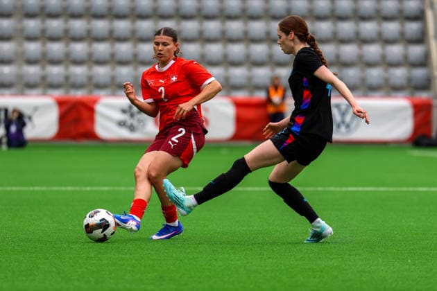 Fussball: Europa: UEFA U19 Europameisterschaft Frauen 2026 - Qualifikation, 15.04.2026 - Schweiz U19 Frauen vs. England U19 Frauen - Stadion Tissot Arena (Biel Bienne, Schweiz); Chiara Wallin (Schweiz, 2), May Cruft (Schweiz, 4) Biel Bienne Tissot Arena Bern Schweiz Copyright: xAmiirxAmedjouax