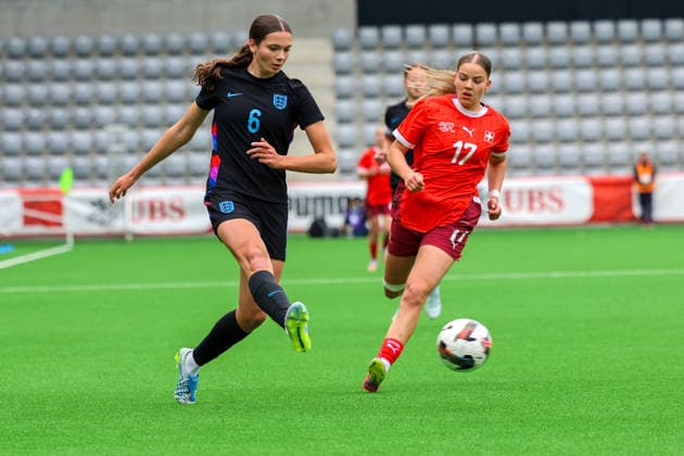 Fussball: Europa: UEFA U19 Europameisterschaft Frauen 2026 - Qualifikation, 15.04.2026 - Schweiz U19 Frauen vs. England U19 Frauen - Stadion Tissot Arena (Biel Bienne, Schweiz); Rahel Hinder (Schweiz, 17), Cecily Wellesley-Smith (England, 6) Biel Bienne Tissot Arena Bern Schweiz Copyright: xAmiirxAmedjouax
