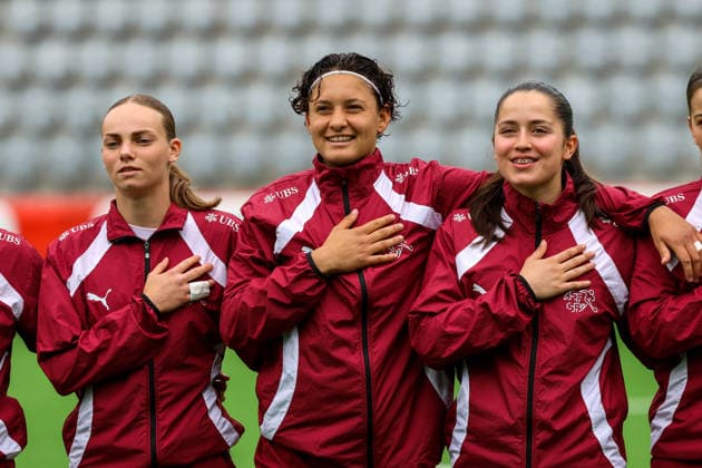Fussball: Europa: UEFA U19 Europameisterschaft Frauen 2026 - Qualifikation, 15.04.2026 - Schweiz U19 Frauen vs. England U19 Frauen - Stadion Tissot Arena (Biel Bienne, Schweiz); Spielerinnen bei der Nationalhymne Biel Bienne Tissot Arena Bern Schweiz Copyright: xAmiirxAmedjouax