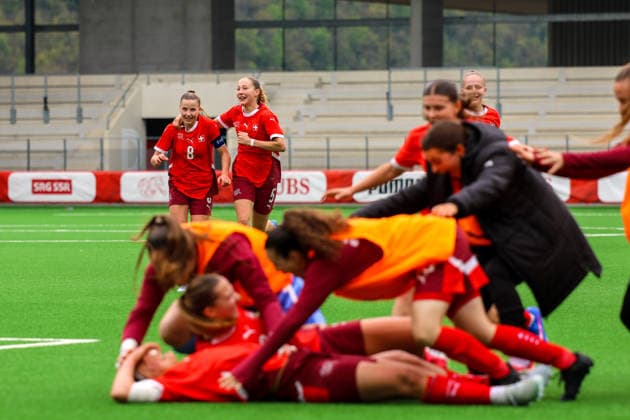 Fussball: Europa: UEFA U19 Europameisterschaft Frauen 2026 - Qualifikation, 15.04.2026 - Schweiz U19 Frauen vs. England U19 Frauen - Stadion Tissot Arena (Biel Bienne, Schweiz); Voller Emotionen, alle am Jubeln, weitere Spielerinnen kommen dazu, Johanna Thüer und Giulia Looser (beide Schweiz, 5 und 8) Biel Bienne Tissot Arena Bern Schweiz Copyright: xAmiirxAmedjouax