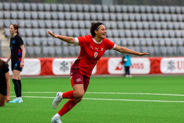 Fussball: Europa: UEFA U19 Europameisterschaft Frauen 2026 - Qualifikation, 15.04.2026 - Schweiz U19 Frauen vs. England U19 Frauen - Stadion Tissot Arena (Biel Bienne, Schweiz); Doppeltorschützin Emanuela Pfister (Schweiz, 9) Biel Bienne Tissot Arena Bern Schweiz Copyright: xAmiirxAmedjouax