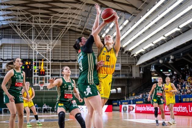 Basketball Berlin 15.04.2026 DBBL 1. Bundesliga Saison 2025 2026 Playoffs Halbfinale Spiel 3 Alba Berlin - Rutronik Stars Keltern Lena Gohlisch (Alba, No.12) Ysaline Saulnier (Keltern, No.24)