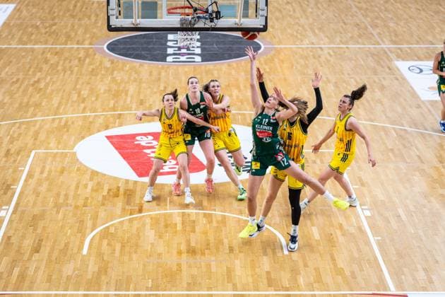 Basketball Berlin 15.04.2026 DBBL 1. Bundesliga Saison 2025 2026 Playoffs Halbfinale Spiel 3 Alba Berlin - Rutronik Stars Keltern Ana Mandic (Keltern, No.12) Lilli Schultze (Alba, No.16)