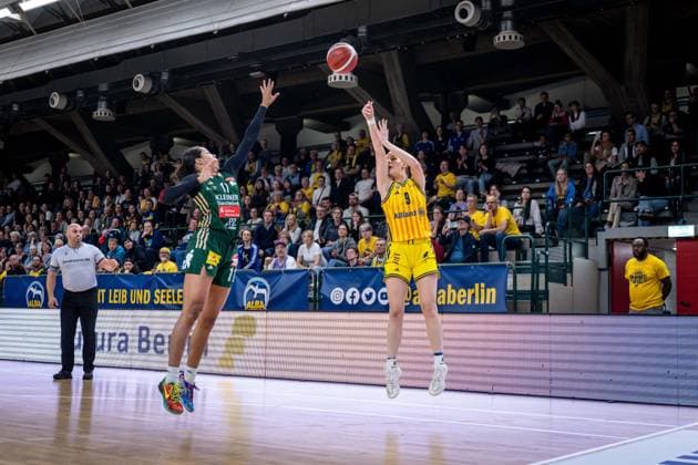 Basketball Berlin 15.04.2026 DBBL 1. Bundesliga Saison 2025 2026 Playoffs Halbfinale Spiel 3 Alba Berlin - Rutronik Stars Keltern Jo Raflo (Alba, No.09) Kylin McGuff (Keltern, No.11)