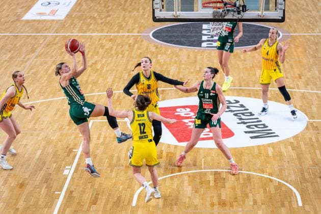 Basketball Berlin 15.04.2026 DBBL 1. Bundesliga Saison 2025 2026 Playoffs Halbfinale Spiel 3 Alba Berlin - Rutronik Stars Keltern Theresa Simon (Alba, No.03) Ana Mandic (Keltern, No.12)