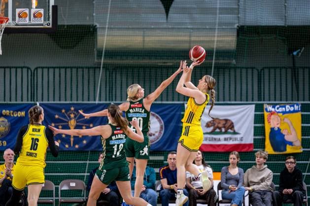Basketball Berlin 15.04.2026 DBBL 1. Bundesliga Saison 2025 2026 Playoffs Halbfinale Spiel 3 Alba Berlin - Rutronik Stars Keltern Jo Raflo (Alba, No.09) Makenna Marisa (Keltern, No.20)
