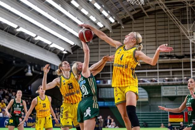 Basketball Berlin 15.04.2026 DBBL 1. Bundesliga Saison 2025 2026 Playoffs Halbfinale Spiel 3 Alba Berlin - Rutronik Stars Keltern Marie Bertholdt (Alba, No.04) Makenna Marisa (Keltern, No.20) Alina Hartmann (Alba, No.29) Block
