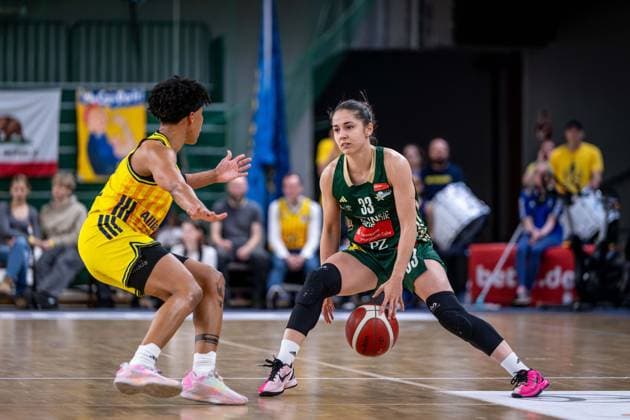 Basketball Berlin 15.04.2026 DBBL 1. Bundesliga Saison 2025 2026 Playoffs Halbfinale Spiel 3 Alba Berlin - Rutronik Stars Keltern Karina Konstantinova (Keltern, No.33) Deeshyra Thomas (Alba, No.21)