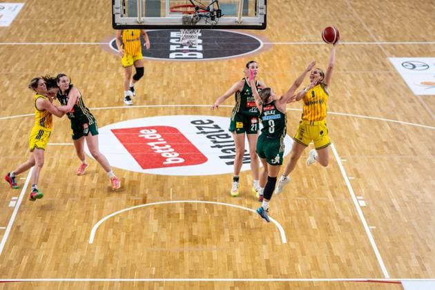 Basketball Berlin 15.04.2026 DBBL 1. Bundesliga Saison 2025 2026 Playoffs Halbfinale Spiel 3 Alba Berlin - Rutronik Stars Keltern Jo Raflo (Alba, No.09) Alexandra Wilke (Keltern, No.03)