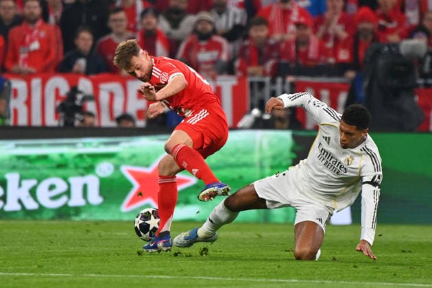 Joshua KIMMICH (Bayern Muenchen), Aktion,Zweikampf gegen Jude BELLINGHAM (Real Madrid). Fussball Champions League,Saison 2025 26, Viertelfinale FC Bayern-Muenchen -Real Madrid 4-3 am 15.04.2026 A L L I A N Z A R E N A.