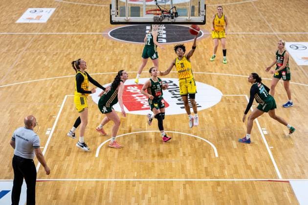 Basketball Berlin 15.04.2026 DBBL 1. Bundesliga Saison 2025 2026 Playoffs Halbfinale Spiel 3 Alba Berlin - Rutronik Stars Keltern Deeshyra Thomas (Alba, No.21) Karina Konstantinova (Keltern, No.33)