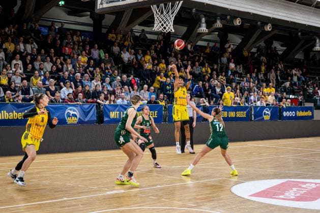 Basketball Berlin 15.04.2026 DBBL 1. Bundesliga Saison 2025 2026 Playoffs Halbfinale Spiel 3 Alba Berlin - Rutronik Stars Keltern Deeshyra Thomas (Alba, No.21) Ana Mandic (Keltern, No.12)