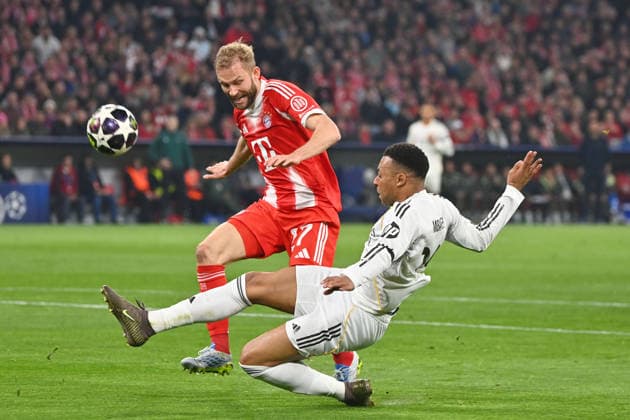 Konrad LAIMER (Bayern Muenchen), Aktion,Zweikampf gegen Kylian MBAPPE (Real Madrid). Fussball Champions League,Saison 2025 26, Viertelfinale FC Bayern-Muenchen -Real Madrid 4-3 am 15.04.2026 A L L I A N Z A R E N A.