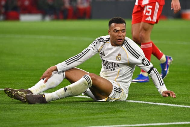 Kylian MBAPPE (Real Madrid), am Boden, Aktion,Einzelaktion,Einzelbild, Freisteller,Ganzkoerperaufnahme,ganze Figur. Fussball Champions League,Saison 2025 26, Viertelfinale FC Bayern-Muenchen -Real Madrid 4-3 am 15.04.2026 A L L I A N Z A R E N A.