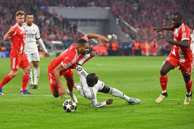 Jonathan TAH (Bayern Muenchen), Aktion,Zweikampf gegen Ferland MENDI (Real Madrid). Re:Dayot UPAMECANO (Bayern Muenchen). Fussball Champions League,Saison 2025 26, Viertelfinale FC Bayern-Muenchen -Real Madrid 4-3 am 15.04.2026 A L L I A N Z A R E N A.